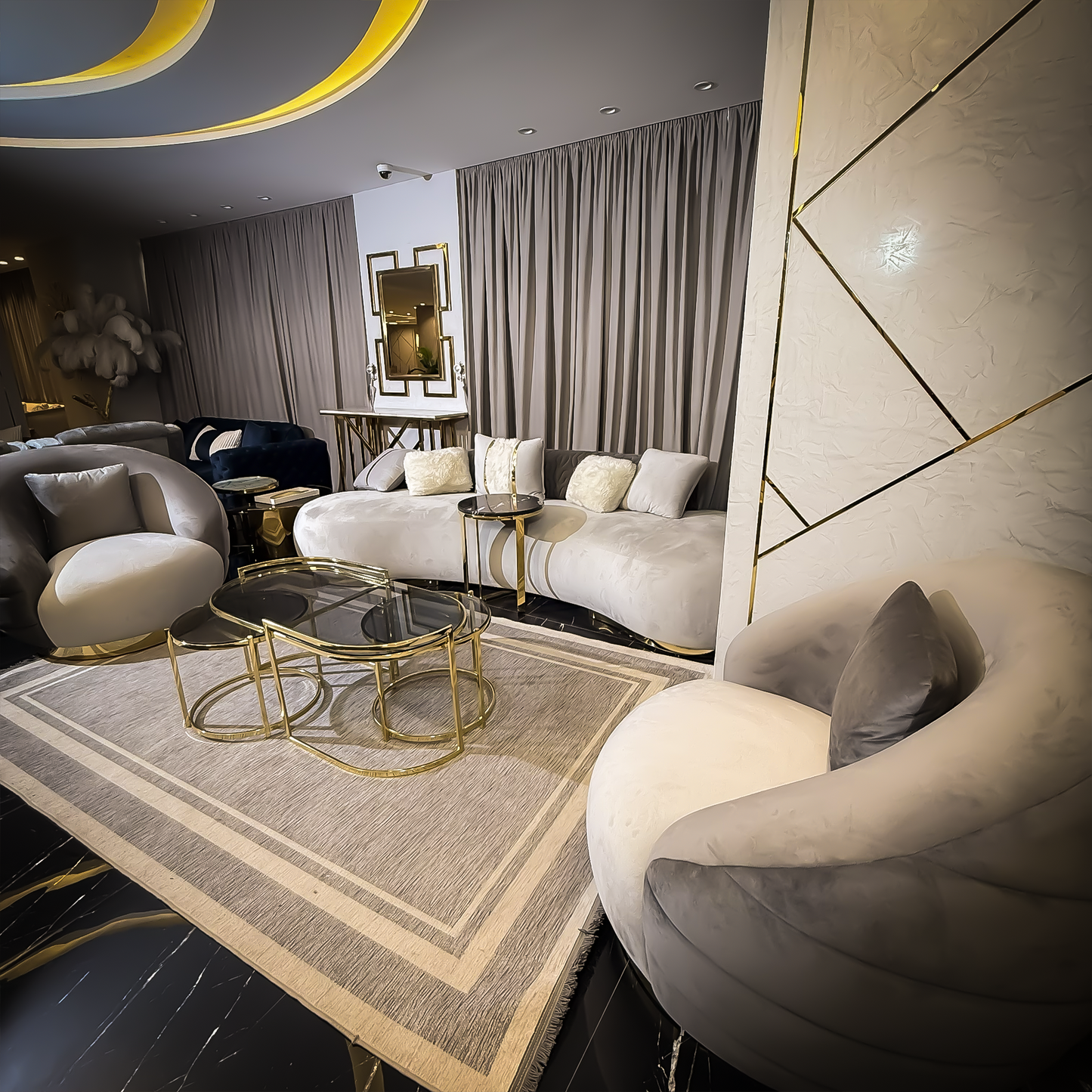 Luna  Salon